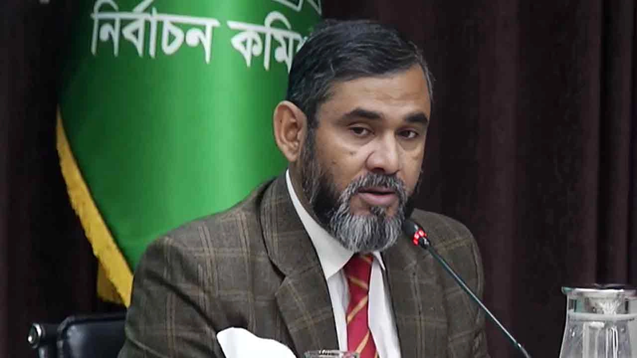 শুক্রবার সকালেই বেশির ভাগ আসনের ফল: ইসি সানাউল্লাহ