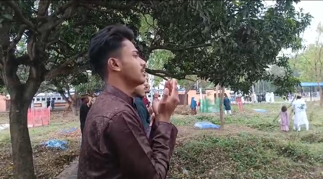 অশ্রুসিক্ত ঈদ: উৎসবের সকালে কবরের নিস্তব্ধতায় প্রিয়জনের খোঁজ