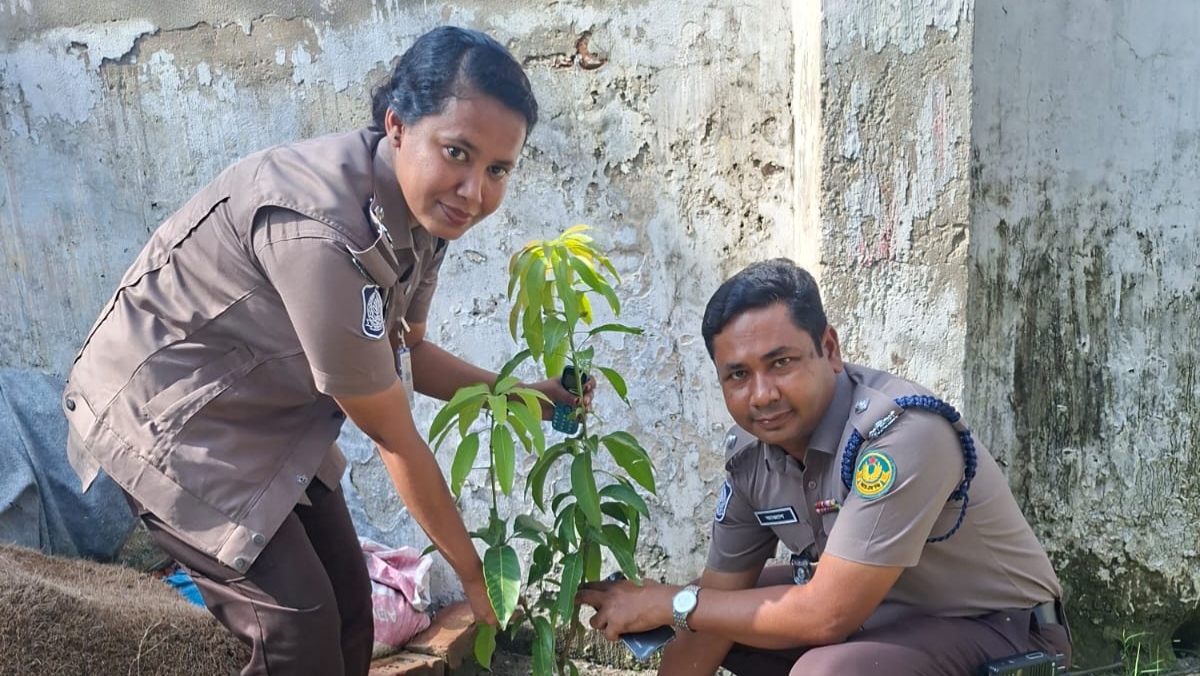 আরএমপির রাজপাড়া থানার উদ্যোগে ফলজ ও বনজ গাছের চারা রোপণ