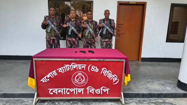 বেনাপোল সীমান্তে  বিজিবি অভিযান চালিয়ে পিস্তল ম্যাগাজিন ও গুলি উদ্ধার।