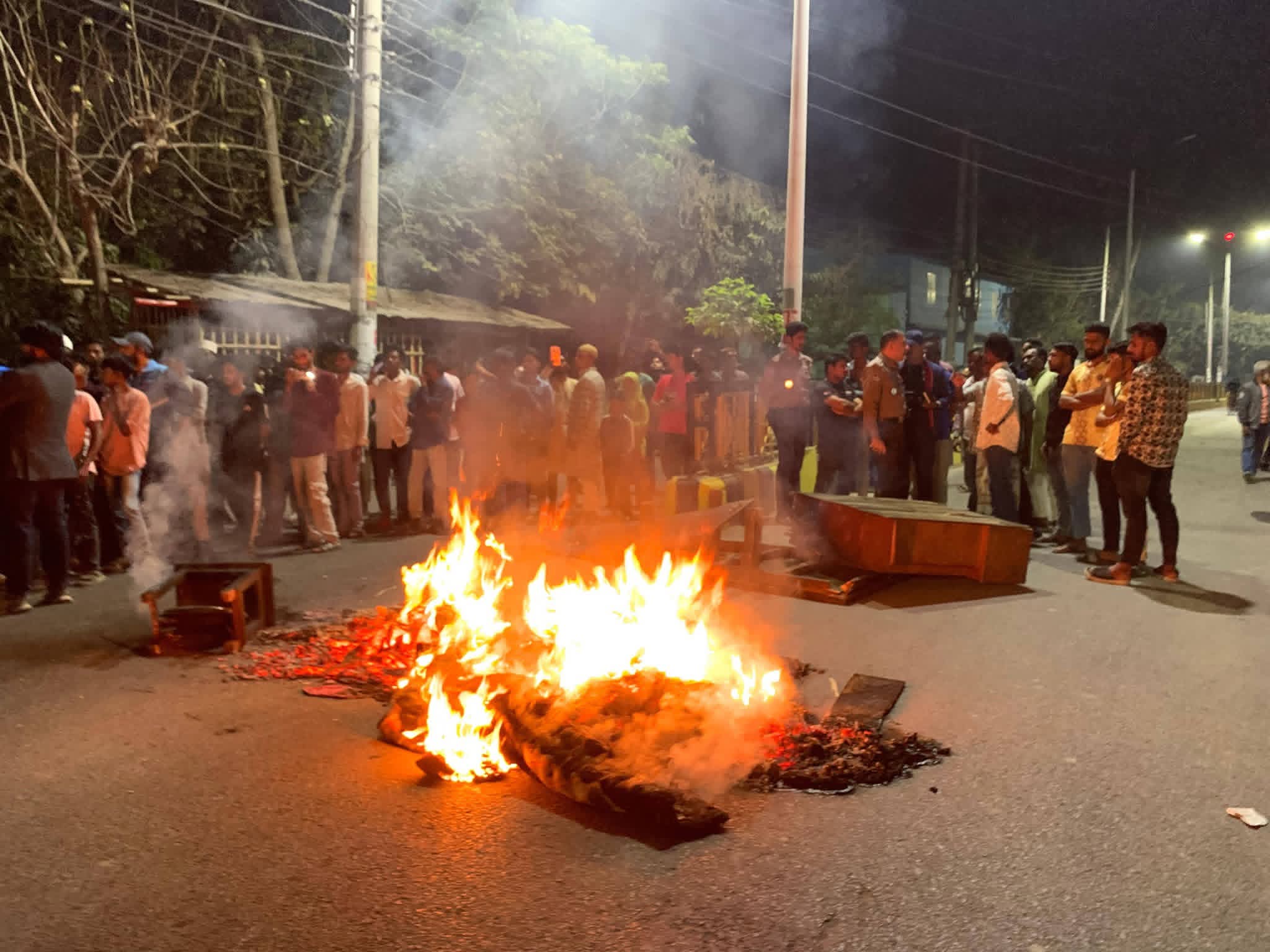 রাজশাহীতে সাব্বির হ'ত্যার আসামি গ্রেপ্তারের দাবিতে সড়ক অবরোধ, বিক্ষোভ