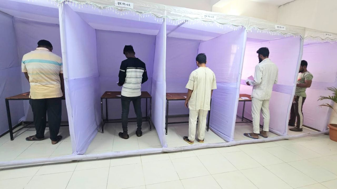 কারাগারে ভোট দিলেন ৪৫৩৮ বন্দি, ভোটার হলেন না কয়েকজন শীর্ষ রাজনীতিক