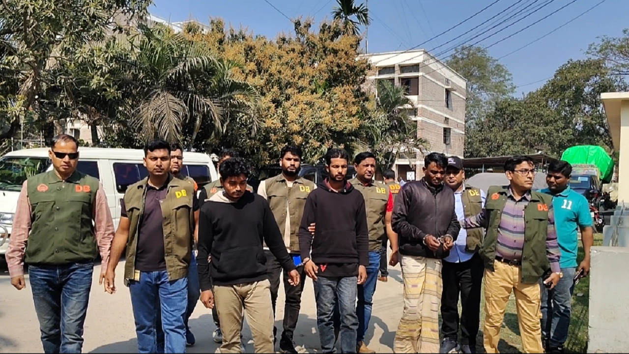 পাবনায় বিপুল পরিমাণ অস্ত্রসহ তিনজন গ্রেপ্তার
