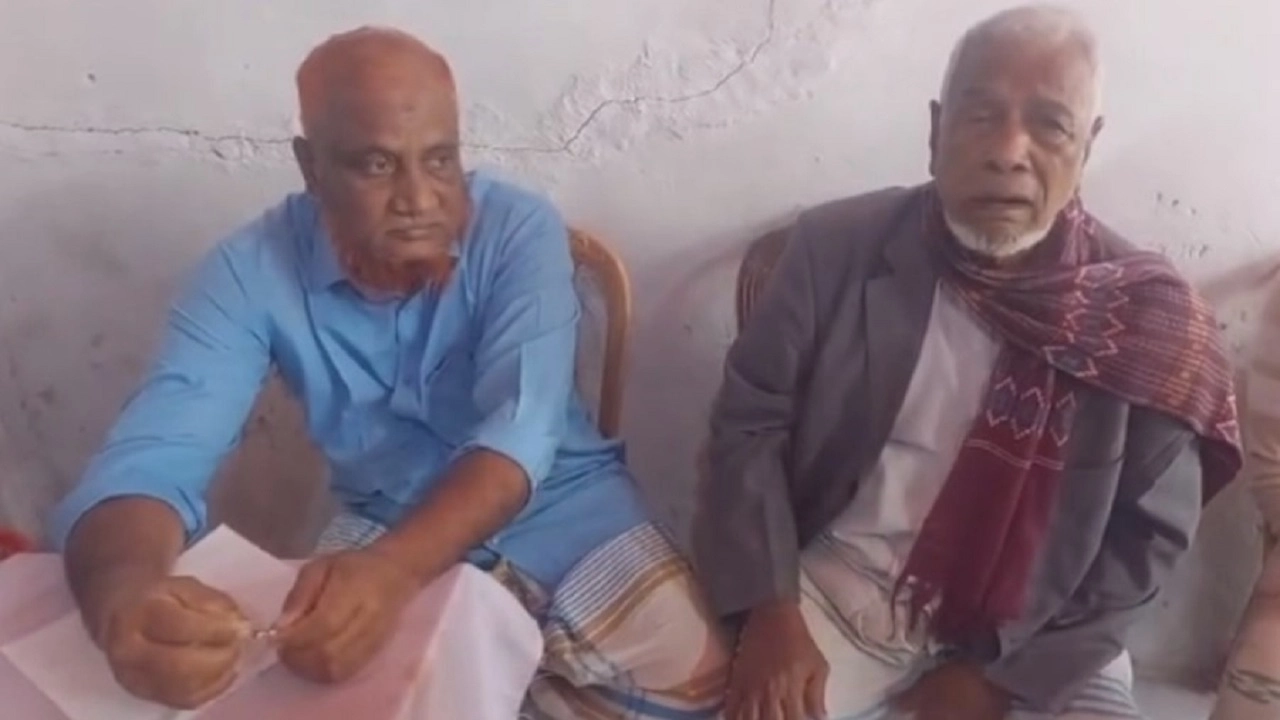 ভোটার স্লিপের সঙ্গে টাকা বিলির সময় বিএনপি নেতাসহ আটক ২