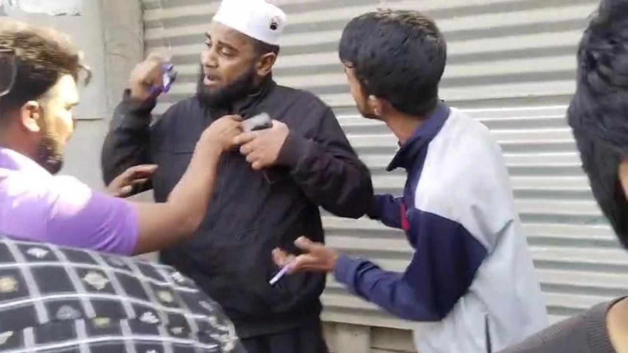 সিরাজগঞ্জে ভোটারকে টাকা দিতে গিয়ে জনতার হাতে আটক জামায়াত নেতা