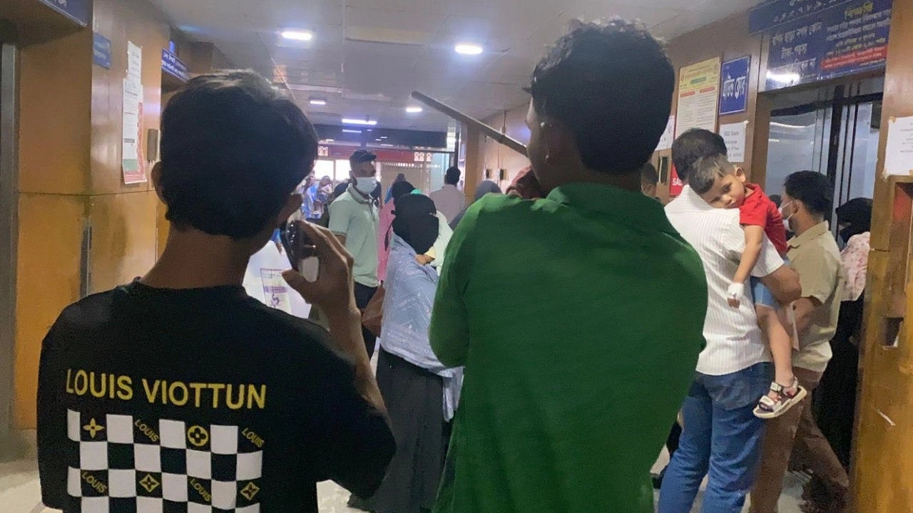 "মুন্সীগঞ্জে রক্তক্ষয়ী সংঘর্ষ: রণক্ষেত্রে পরিণত এলাকা, আহত একাধিক"