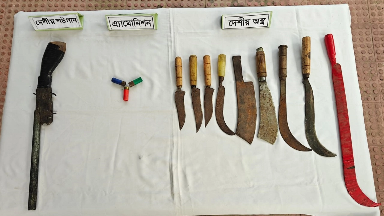 মুন্সীগঞ্জে শটগান-কার্তুজ-দেশীয় অস্ত্রসহ আটক ১