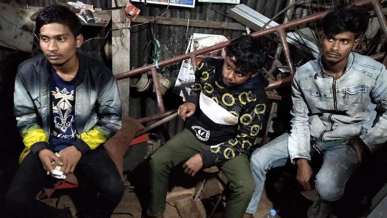 মতলবে দেশীয় অস্ত্রসহ ৩ কিশোর আটক