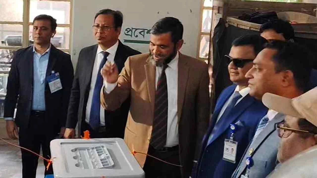 ভোটে বাধা বা কারচুপির সুযোগ নেই: ইসি সানাউল্লাহ