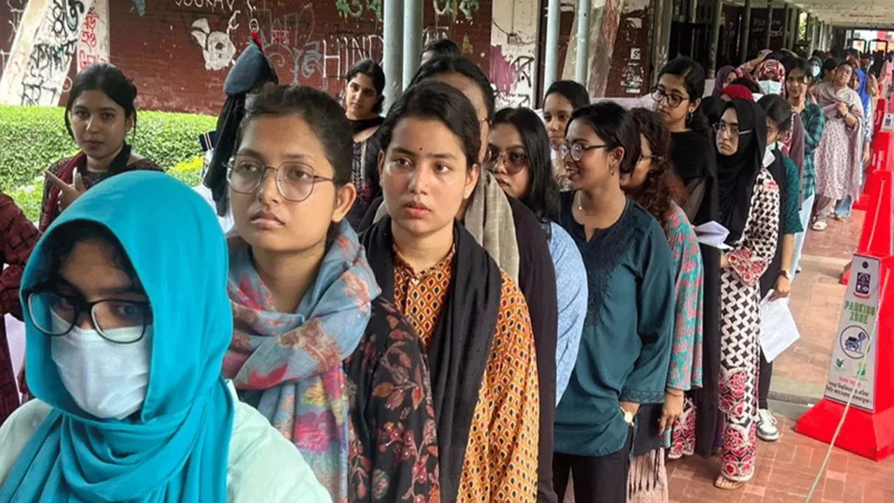 প্রথম ভোট দিয়ে উচ্ছ্বসিত তরুণ ভোটাররা