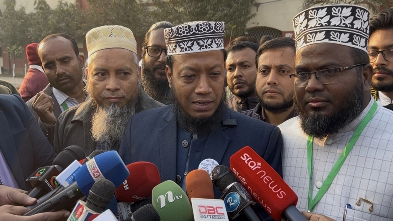ভোট গণনা শেষ না হওয়া পর্যন্ত কেন্দ্র না ছাড়ার আহ্বান আমির হামজার