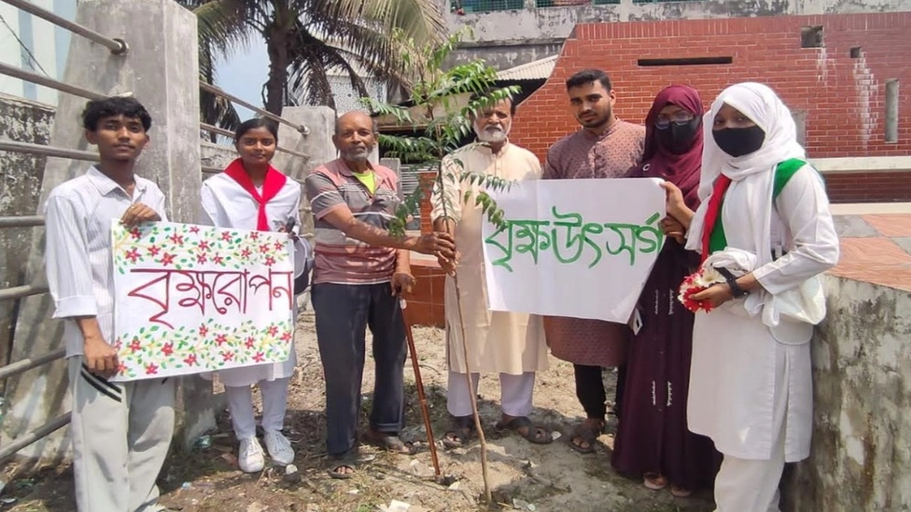মঠবাড়িয়ায় স্বাধীনতা দিবসে বৃক্ষরোপণ
