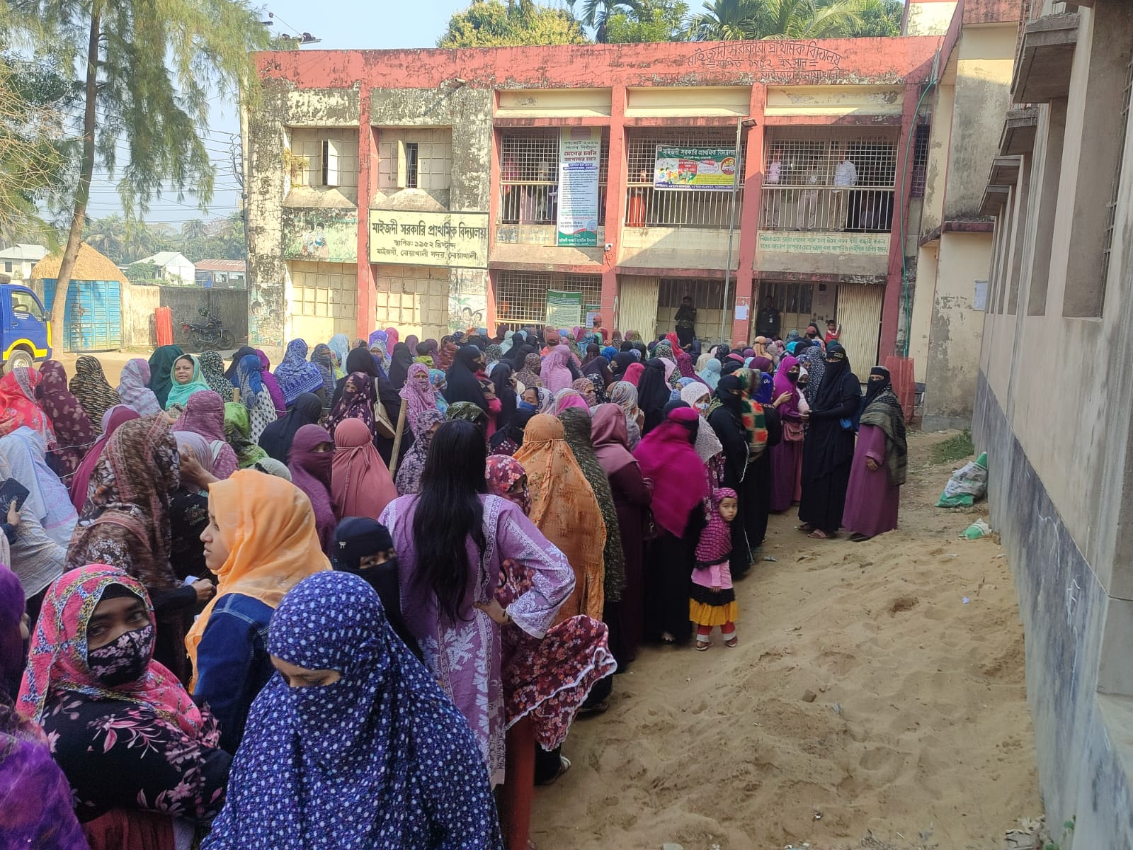 দিনাজপুরে উৎসব মুখর পরিবেশে নতুন প্রজন্মের ভোটাররা সহ সকলে ভোট দিচ্ছেন