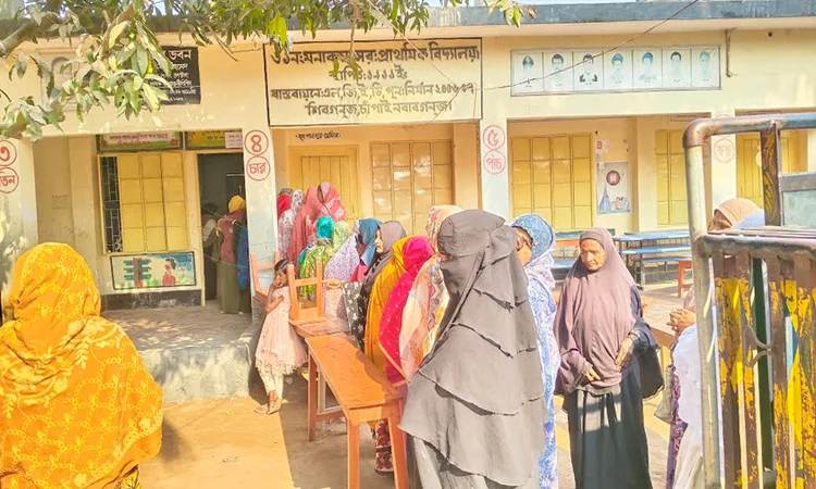 চাঁপাইনবাবগঞ্জে শান্তিপূর্ণভাবে ভোটগ্রহণ চলছে