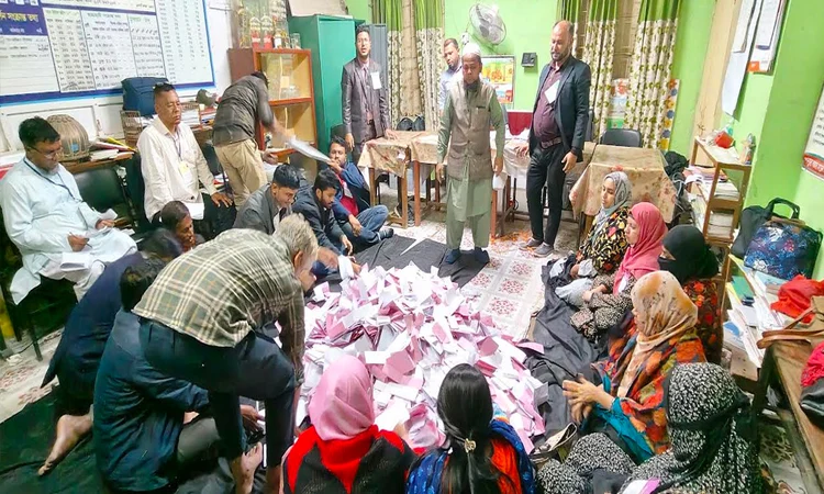কুমিল্লায় উৎসবমুখর পরিবেশে ভোট গ্রহণ শেষ, চলছে গণনা