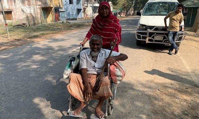 হুইল চেয়ারে ১০ কিলো এসে ভোট দিলেন খোদাবক্স