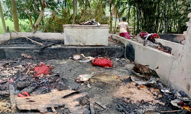 কুড়িগ্রামে অগ্নিকাণ্ডে ৫টি ঘরসহ চারটি গরু পুড়ে ছাই
