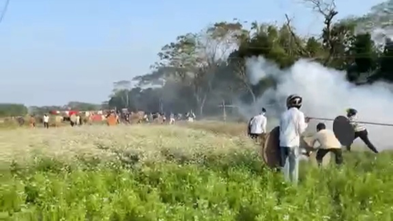 মাদারীপুরে দুই পক্ষের সংঘর্ষ ও ককটেল বিস্ফোরণ, আহত ৮