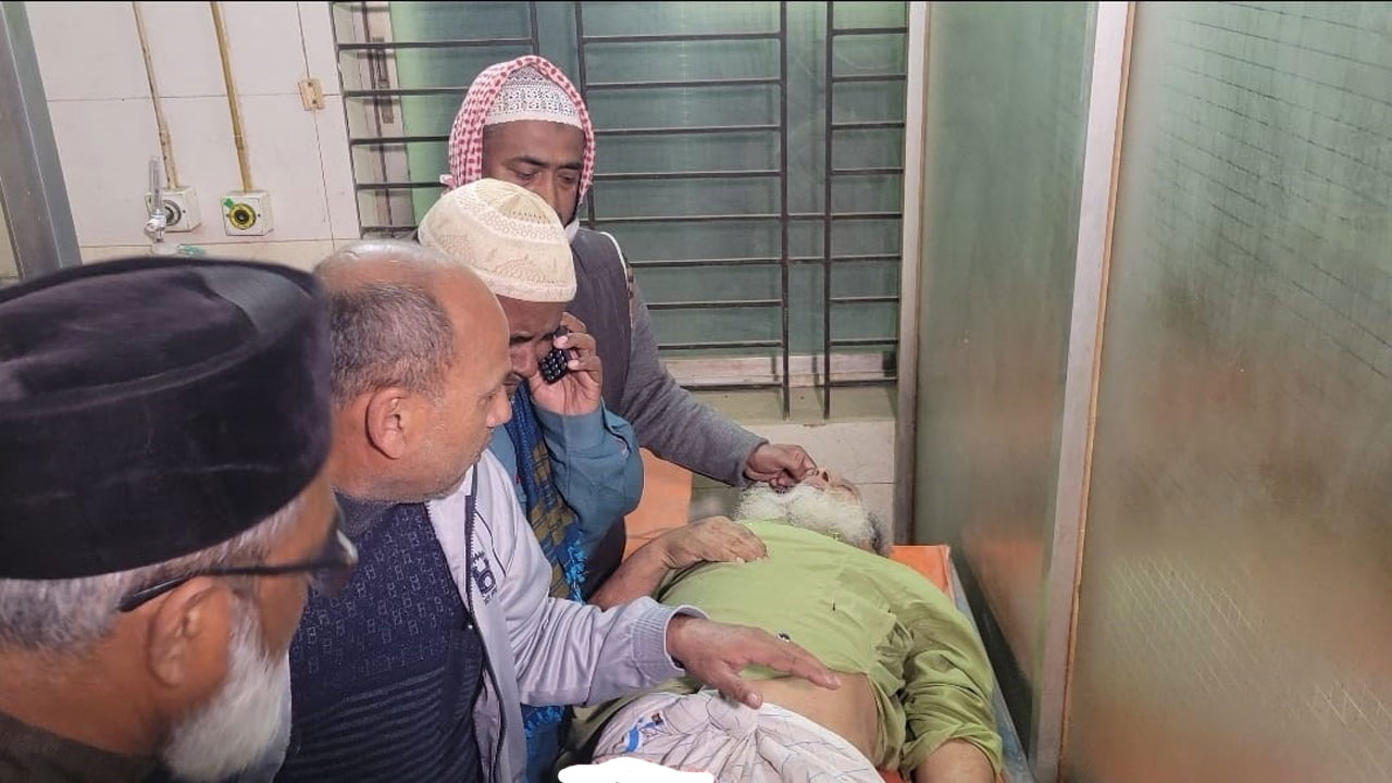 পাবনায় মসজিদ থেকে বের করে জামায়াত নেতা বীর মুক্তিযোদ্ধাকে কুপিয়ে জখম