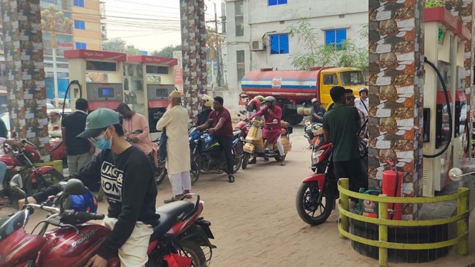 তেল সঙ্কটের গুঞ্জনে ‘ফুল ট্যাংক’র হিড়িক