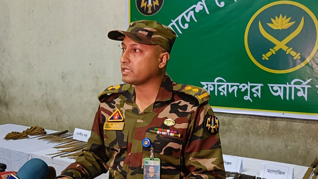 পুকুরে ডুবিয়ে রাখা হয়েছিল পিস্তল-গুলিসহ দুই শতাধিক দেশীয় অস্ত্র