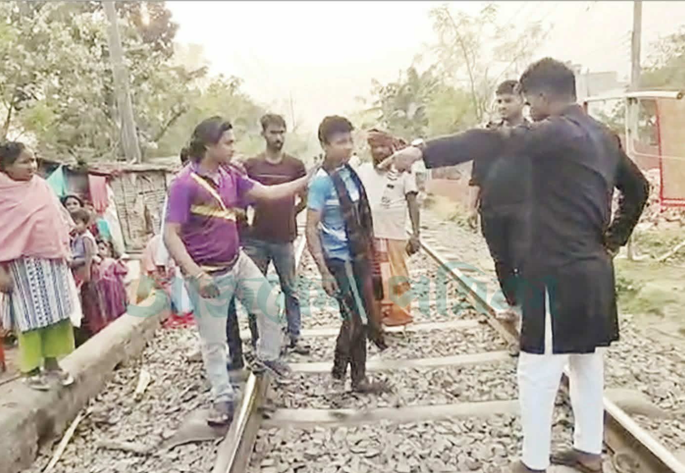 সীমানা নিয়ে পুলিশের রশি টানাটানি, মাদকের স্বর্গরাজ্য রুখতে জনতার ঢাল