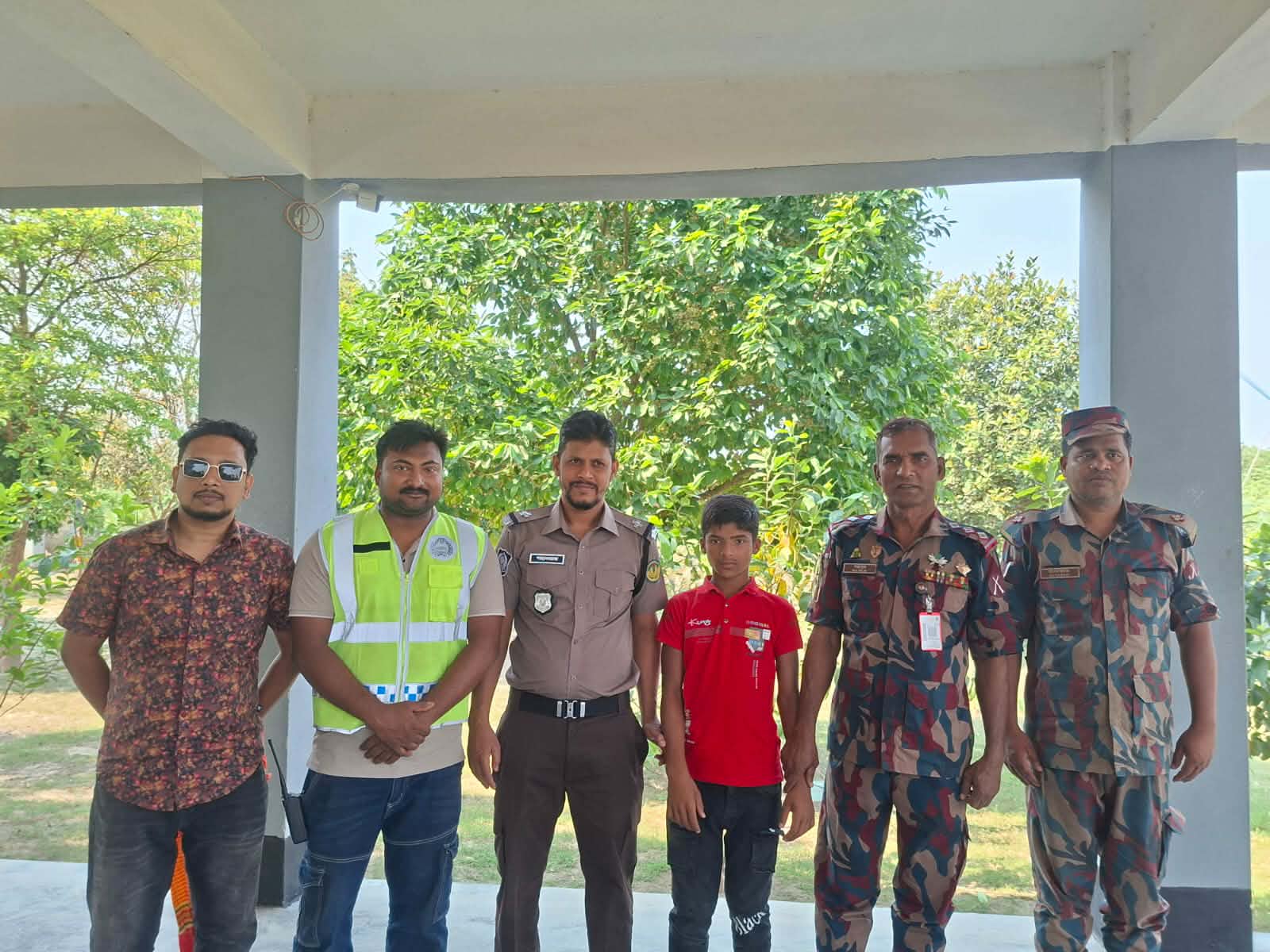 ভারতীয় শিশুকে উদ্ধার,পতাকা বৈঠকের মাধ্যমে ফেরত দিলো আরএমপি বোয়ালিয়া থানার পুলিশ