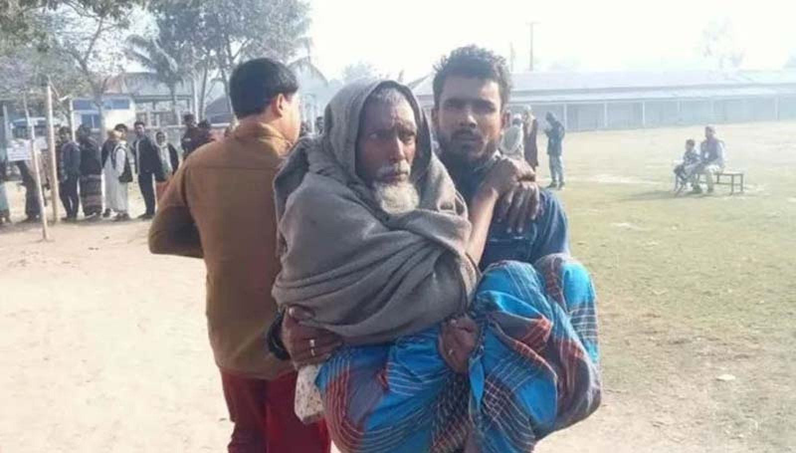 ছেলের কোলে চড়ে ভোটকেন্দ্রে ৭০ বছরের বৃদ্ধ