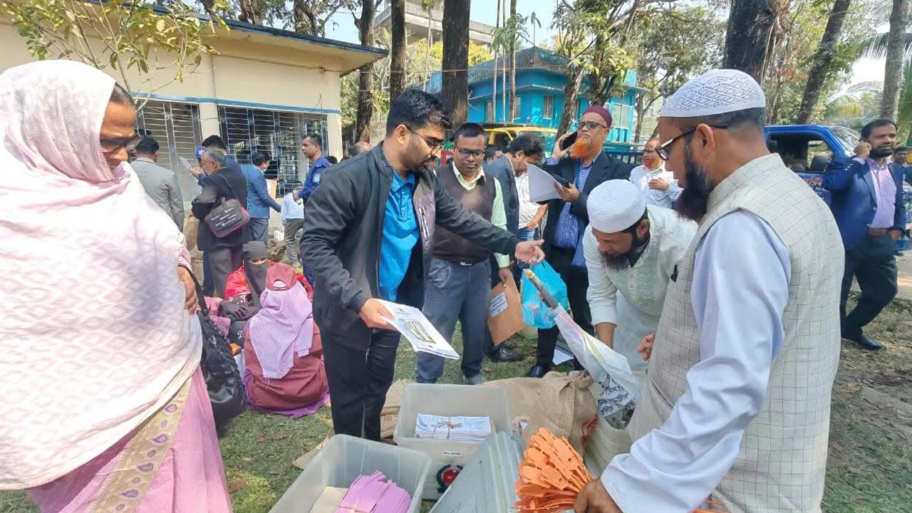 নেত্রকোনায় নির্বাচন ঘিরে কঠোর নিরাপত্তা, ভোটের অপেক্ষায় ভোটাররা