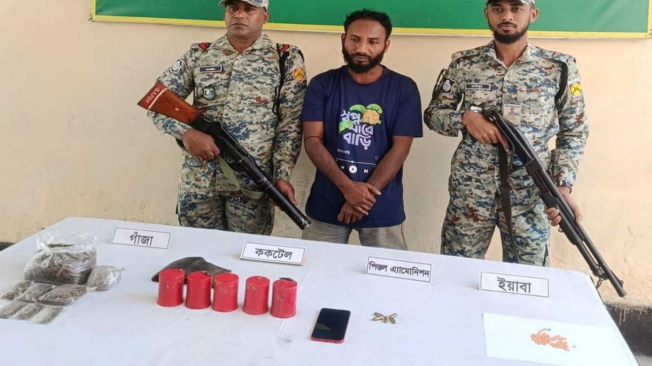 সাতক্ষীরায় ককটেল, গুলি-গাঁজাসহ আটক ১
