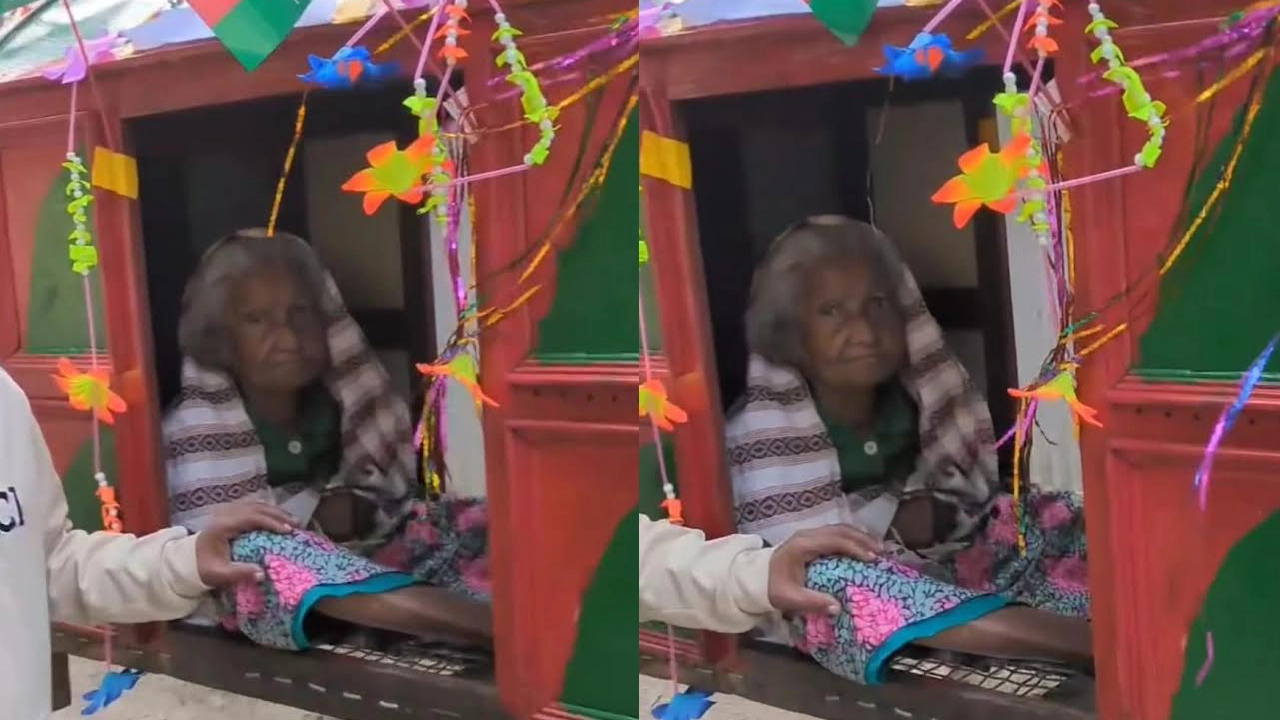 লৌহজংয়ে পালকিতে চড়ে ভোটকেন্দ্রে ১০৩ বছরের চাঁন বানু