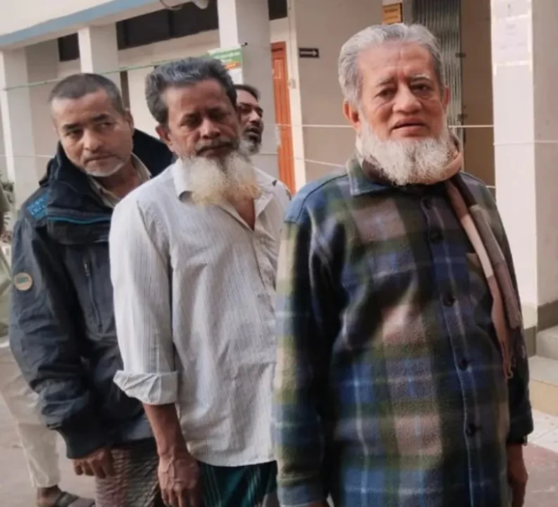 ভোট দিতে পেরে চট্টগ্রামের তরুণ ভোটারদের উচ্ছ্বাস, প্রবীণদের স্বস্তি