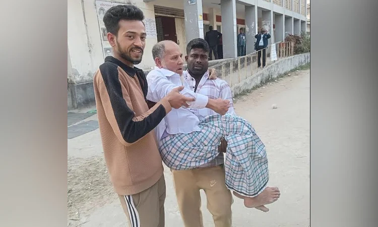 ছেলের কোলে চড়ে ভোট দিলেন বাবা