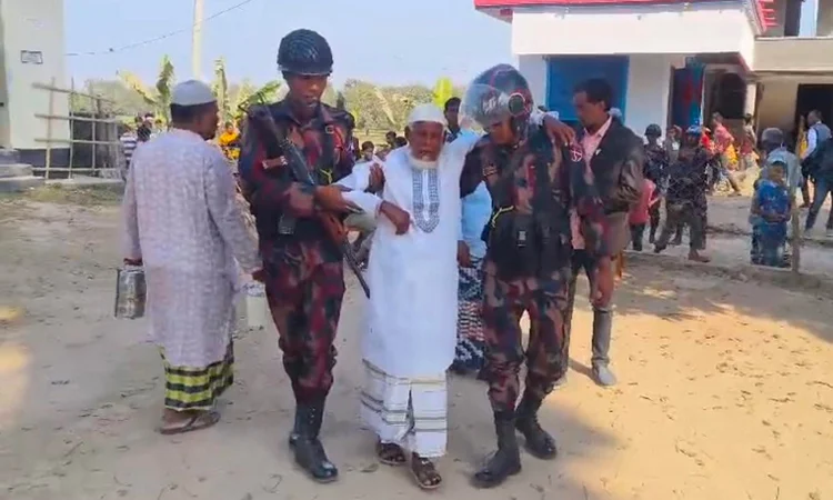 বিজিবি’র সহায়তায় ভোট দিলেন ৮০ বছরের বৃদ্ধ